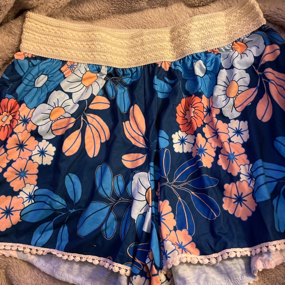 Shorts size 3xl flowery kind of pattern